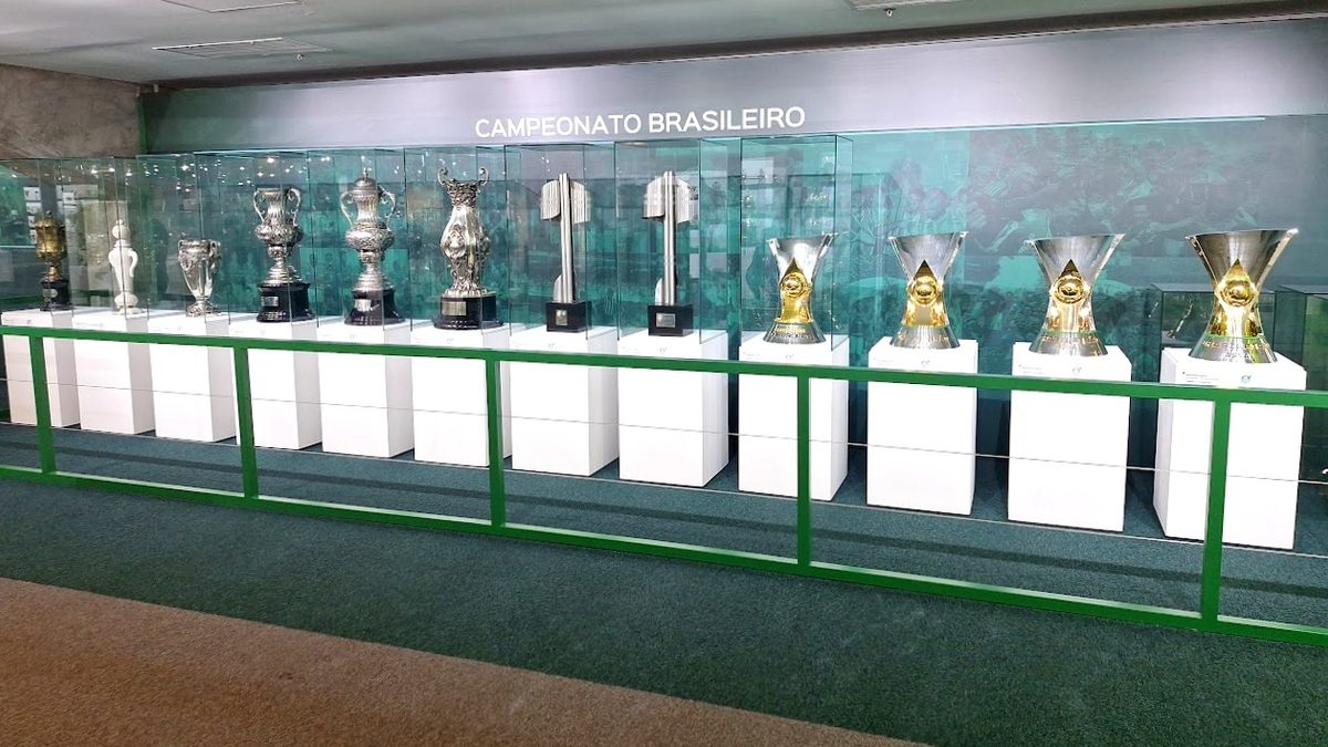 Doze taças do Campeonato Brasileiro em vitrines da sala de troféus do Palmeiras