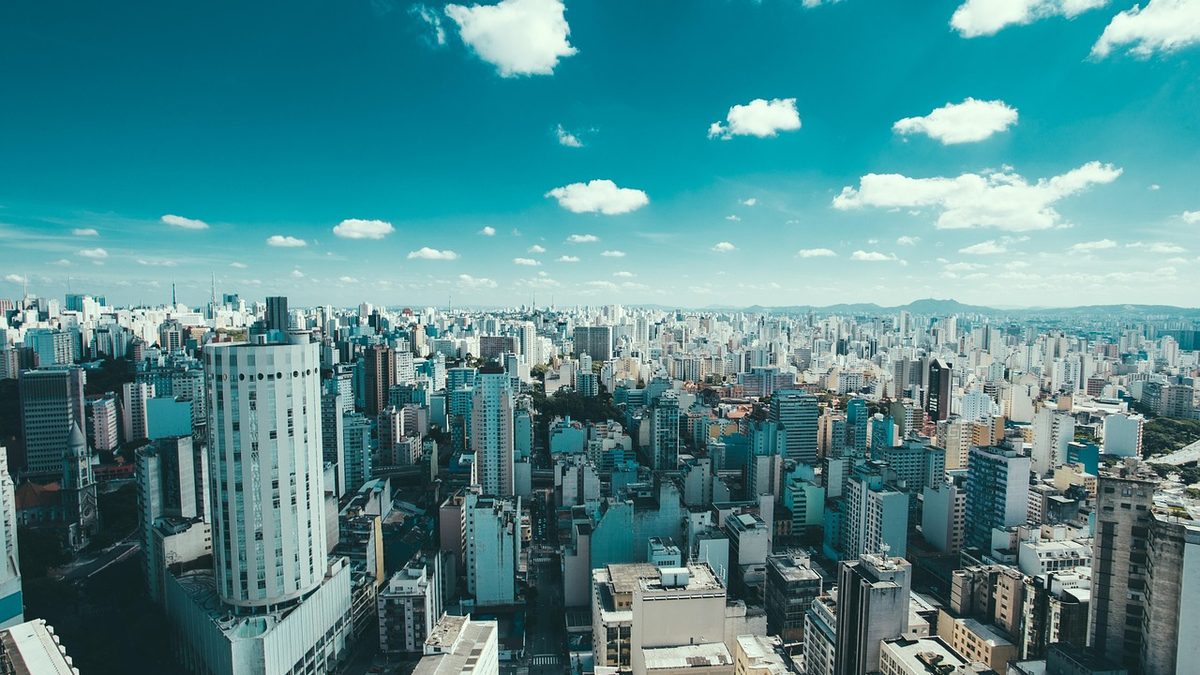 Prédios do centro de São Paulo vistos do alto, sob céu azul