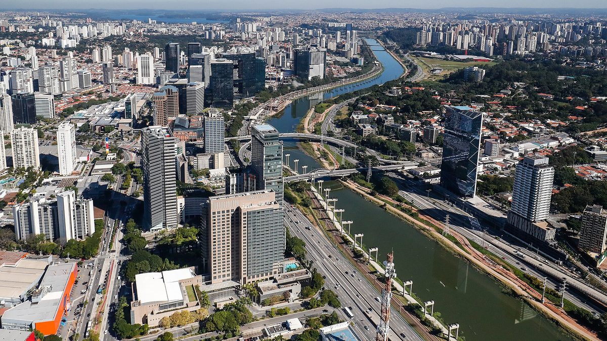 Vista aérea de prédios comerciais às margens do rio Pinheiros, em São Paulo