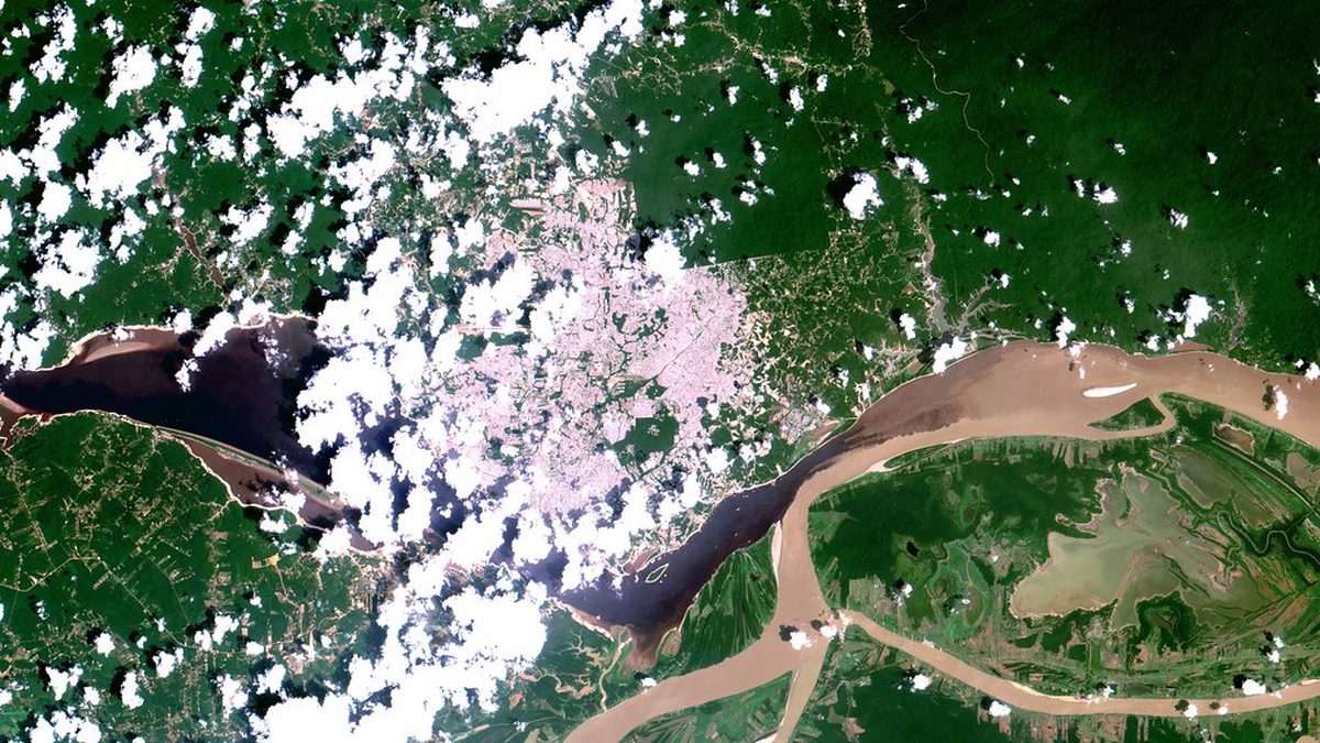 Imagem de satélite de Manaus e do encontro dos rios Negro e Solimões, no Amazonas