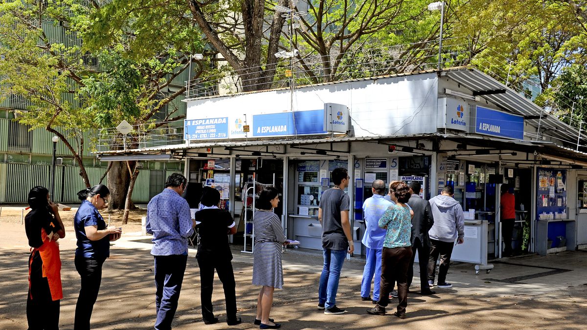 Fila de apostadores diante de uma lotérica na Esplanada dos Ministérios, em Brasília