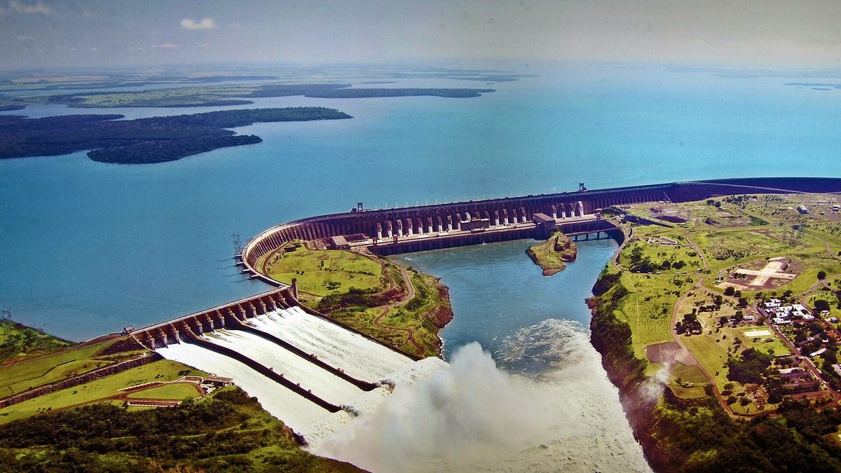 Vista aérea da barragem de Itaipu com o vertedouro aberto e o reservatório ao fundo
