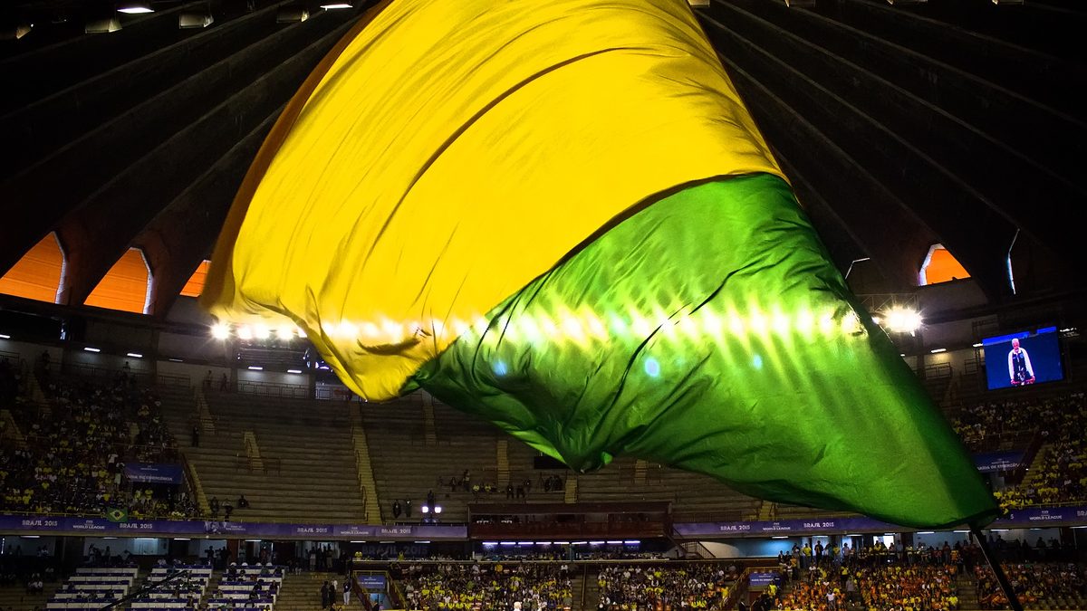 Bandeira verde e amarela tremula sobre a arquibancada do Ginásio Mineirinho, em Belo Horizonte
