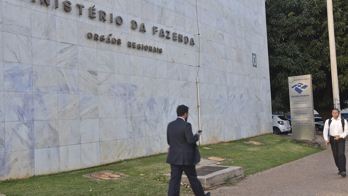 Fachada de mármore de prédio do Ministério da Fazenda, com placa da Receita Federal, em Brasília