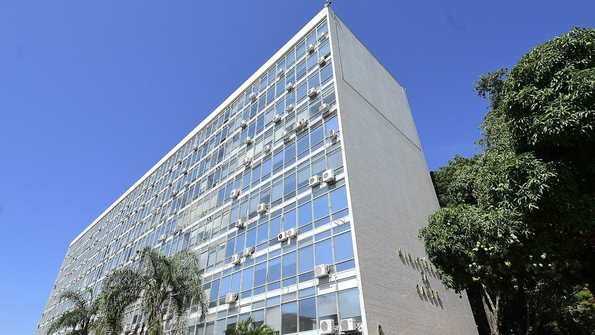 Fachada envidraçada do edifício-sede do Ministério da Saúde, na Esplanada dos Ministérios, em Brasília