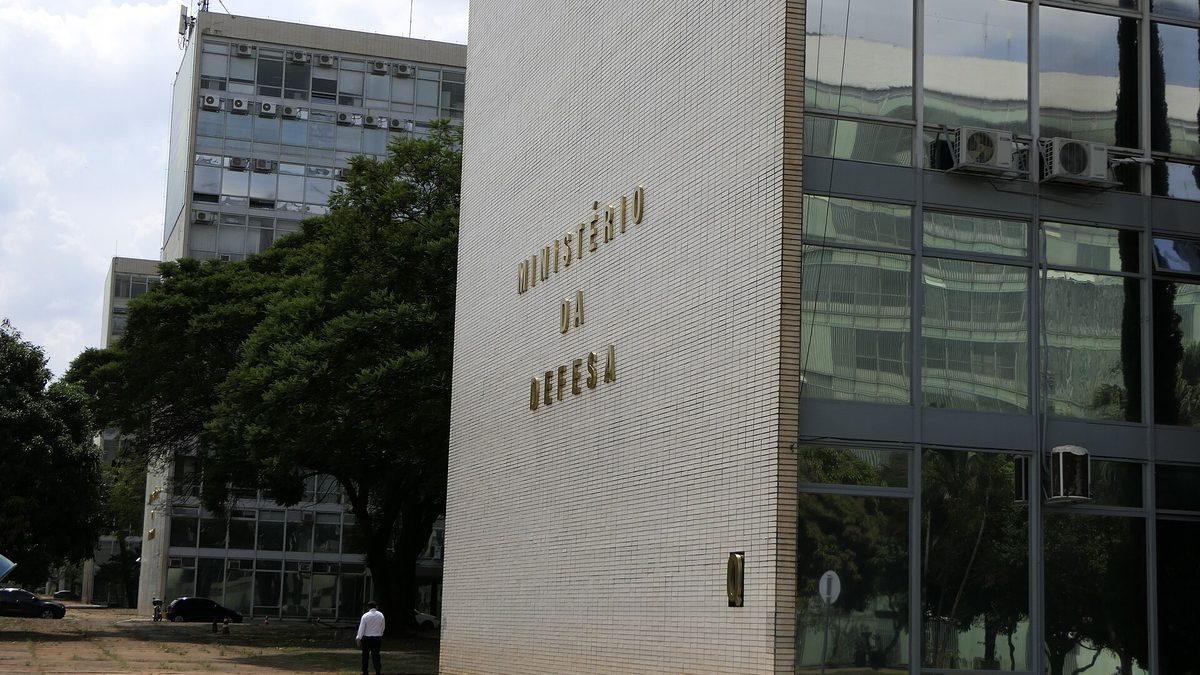 Fachada do bloco Q da Esplanada dos Ministérios, com o nome do Ministério da Defesa na parede, em Brasília