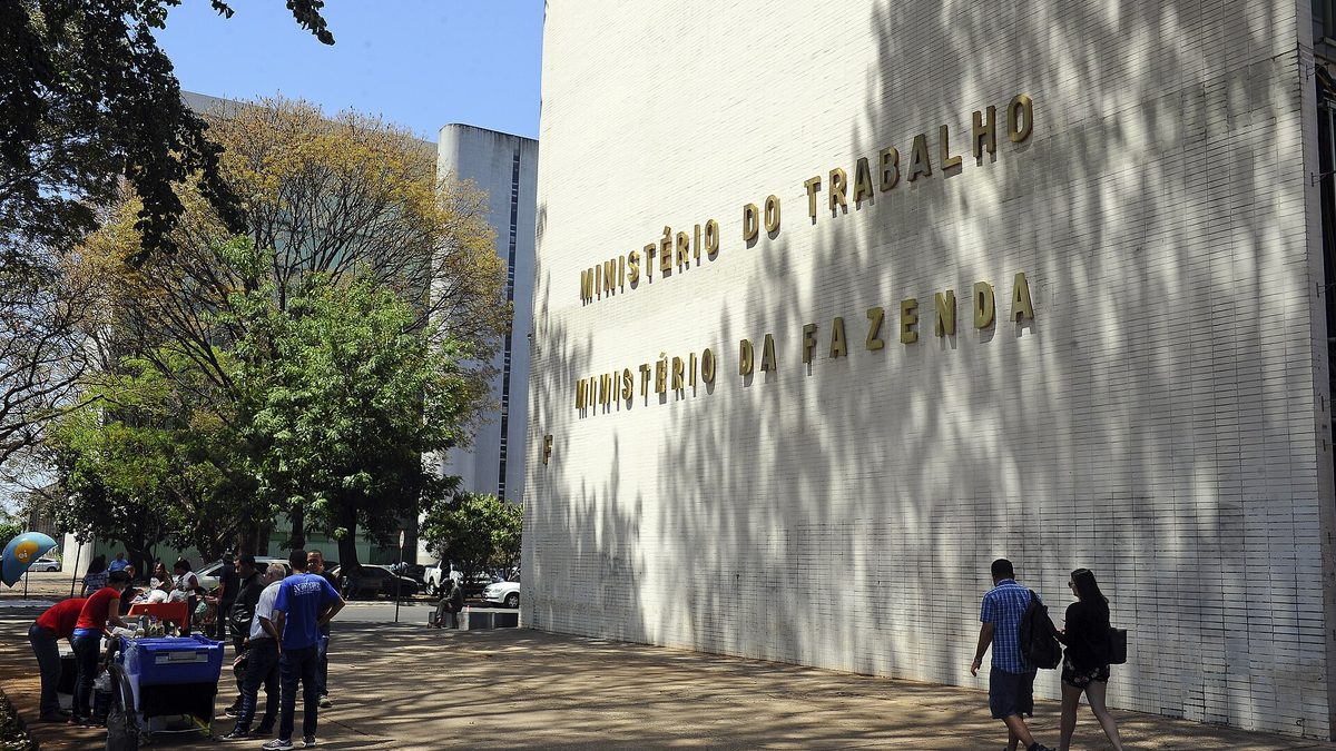 Fachada de prédio na Esplanada com letreiro do Ministério do Trabalho, em Brasília