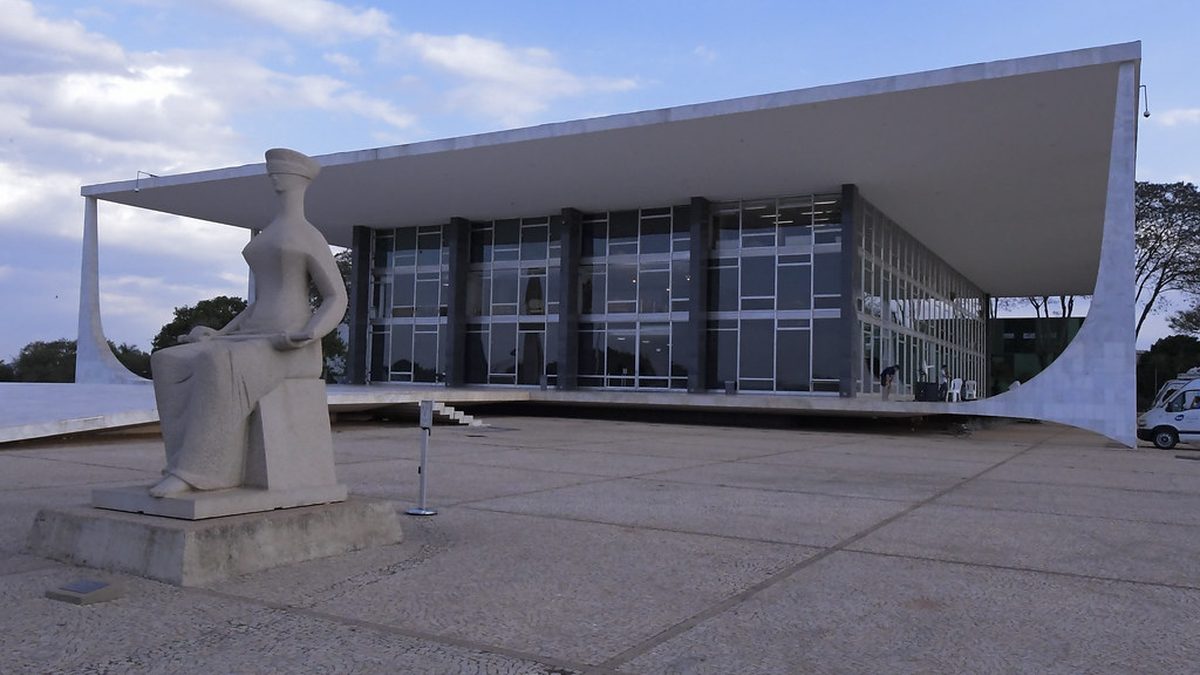 Estátua A Justiça diante do prédio do Supremo Tribunal Federal, em Brasília