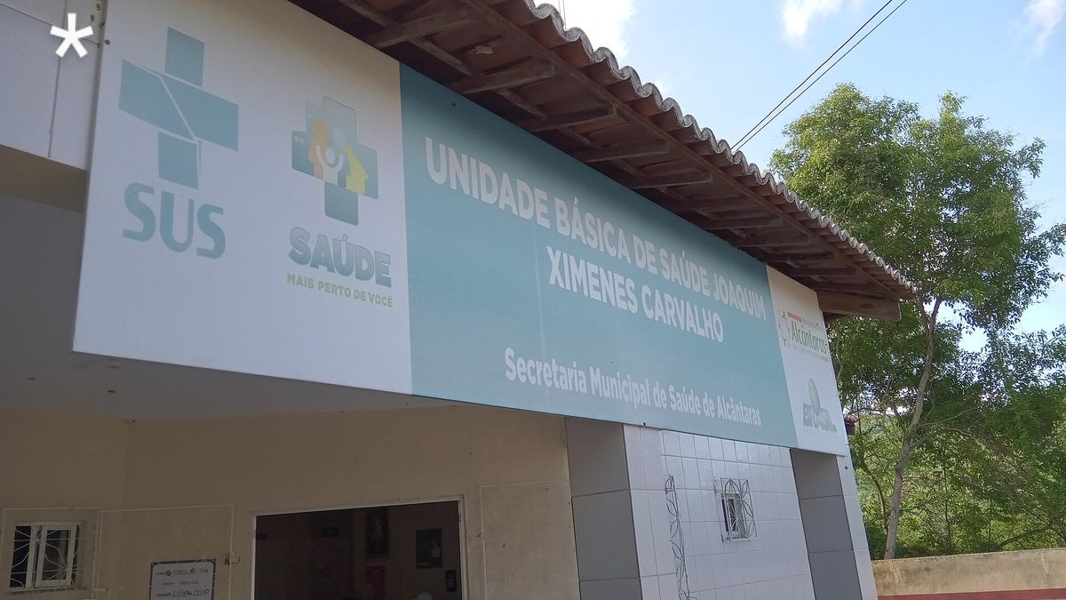 Fachada de Unidade Básica de Saúde com o logotipo do SUS em Alcântaras, no Ceará