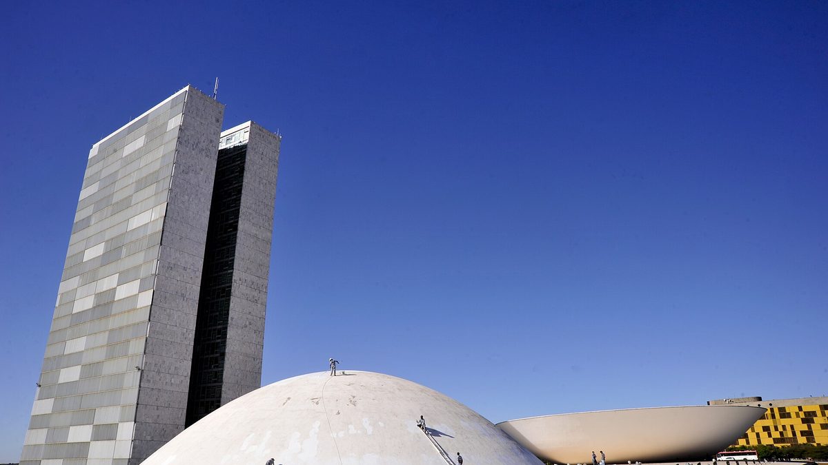 Torres do Congresso Nacional e funcionários pintando a cúpula do Senado, em Brasília