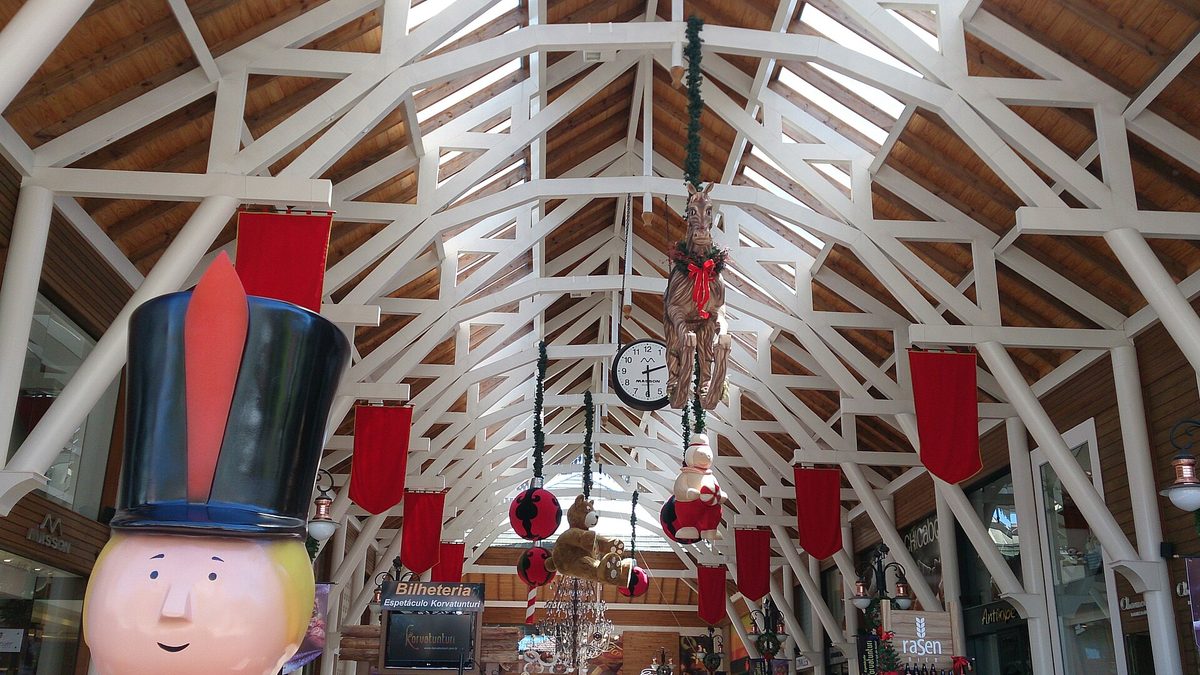 Rua Coberta de Gramado decorada com soldadinho, faixas vermelhas e enfeites de Natal