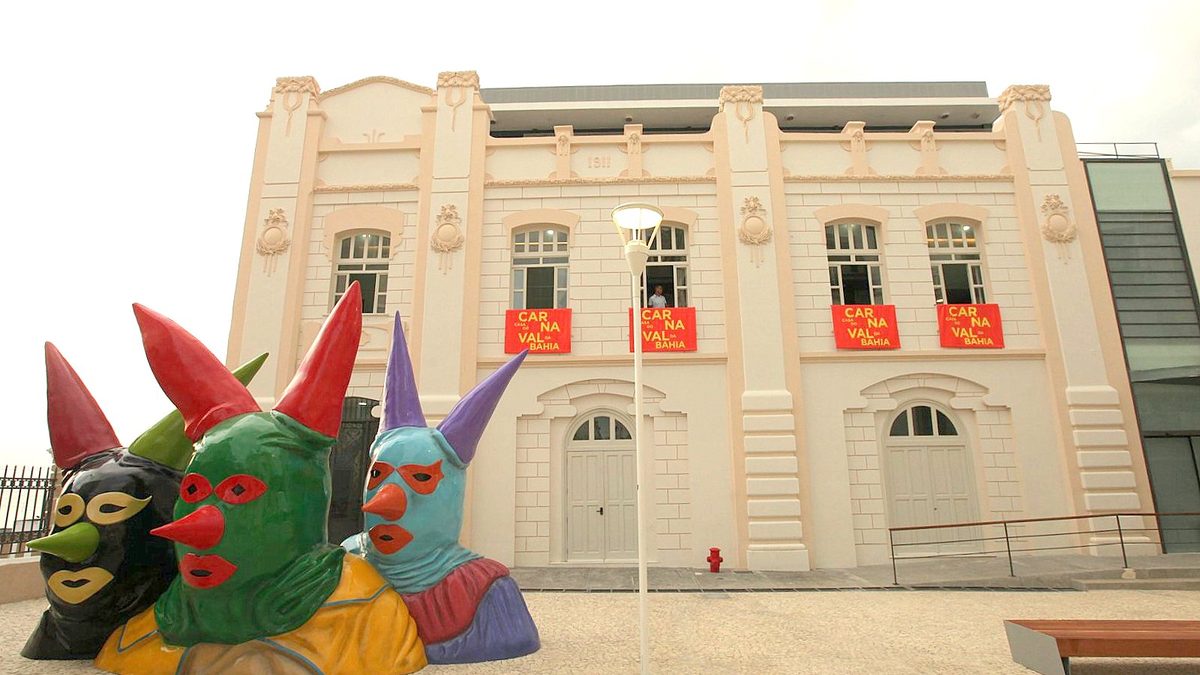 Fachada da Casa do Carnaval da Bahia, com máscaras gigantes de folia, no Centro Histórico de Salvador