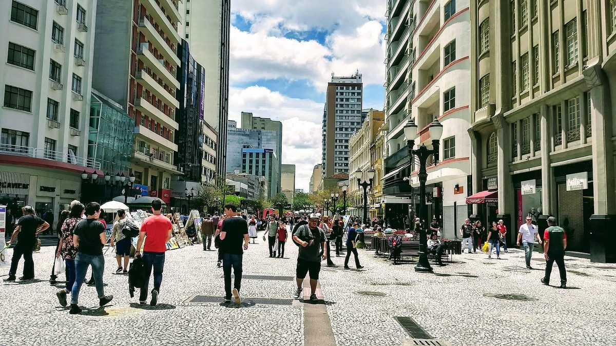 Pedestres na Rua XV de Novembro, calçadão de comércio no centro de Curitiba