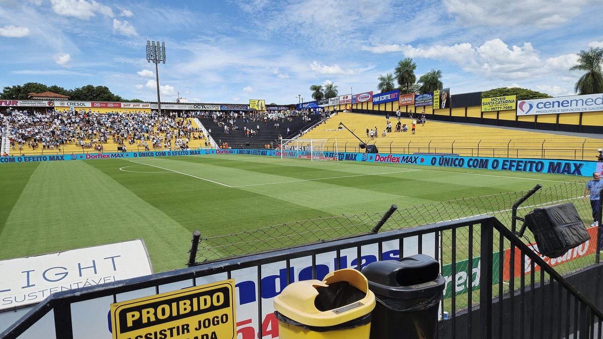 Gramado e arquibancadas amarelas do estádio do Novorizontino em dia de jogo, em Novo Horizonte