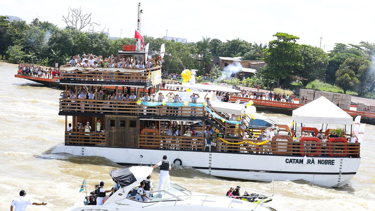 Barcos enfeitados levam romeiros na Romaria Fluvial do Círio pela baía do Guajará, em Belém