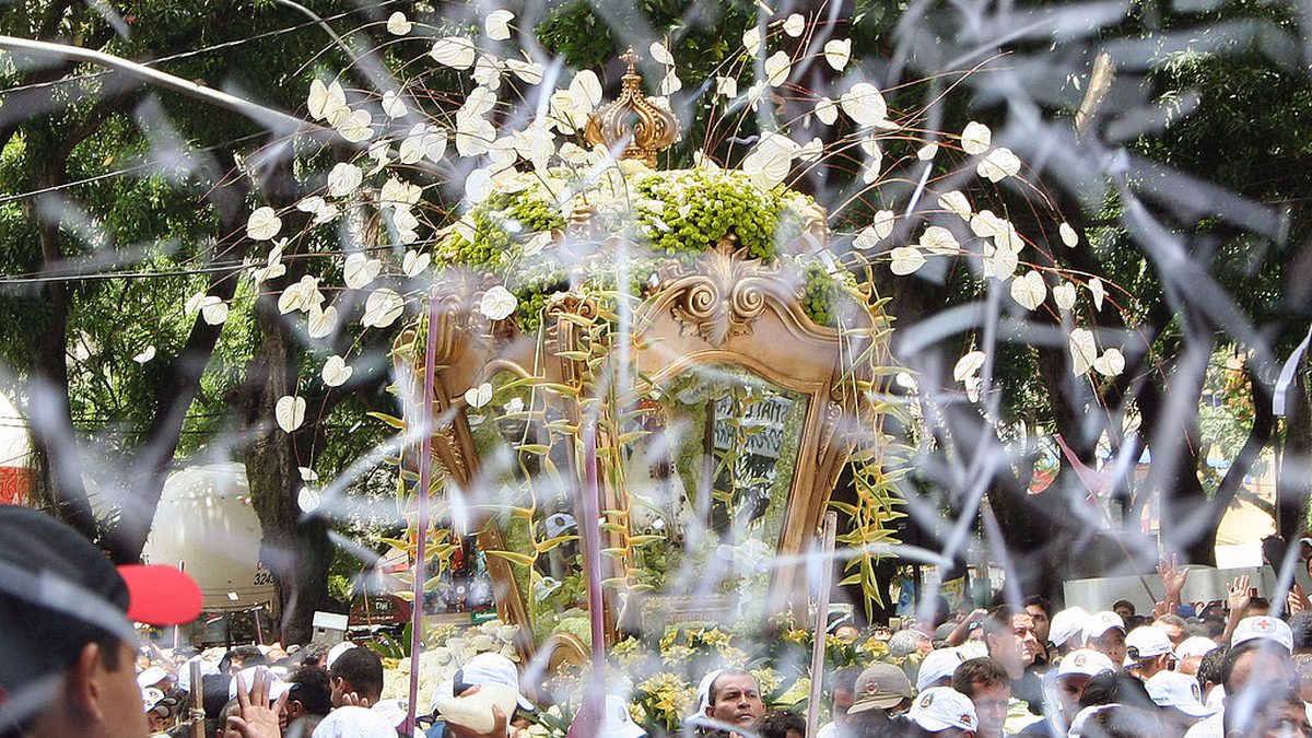 Berlinda enfeitada com flores brancas passa entre a multidão no Círio de Nazaré, em Belém