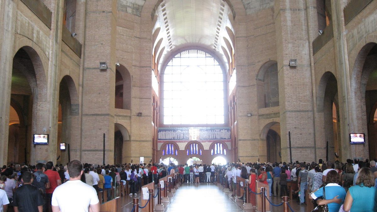 Fiéis na nave central da Basílica do Santuário Nacional, em Aparecida