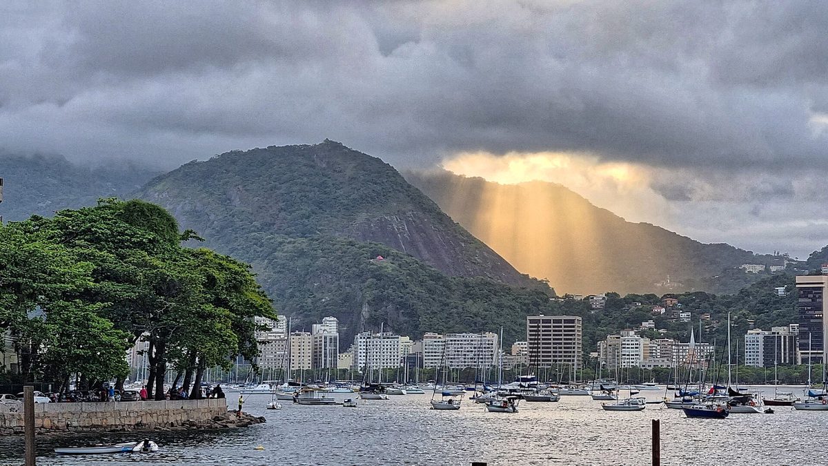Nuvens carregadas sobre morros e barcos ancorados na baía de Guanabara, no Rio de Janeiro