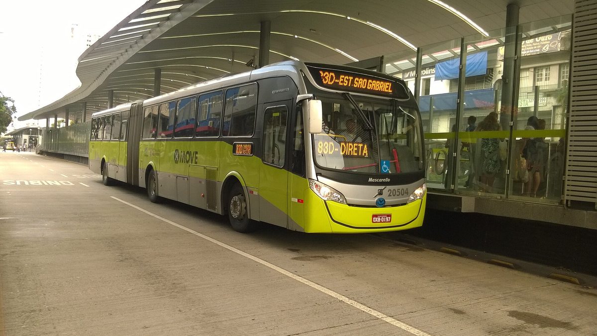 Ônibus articulado do Move parado em estação de Belo Horizonte