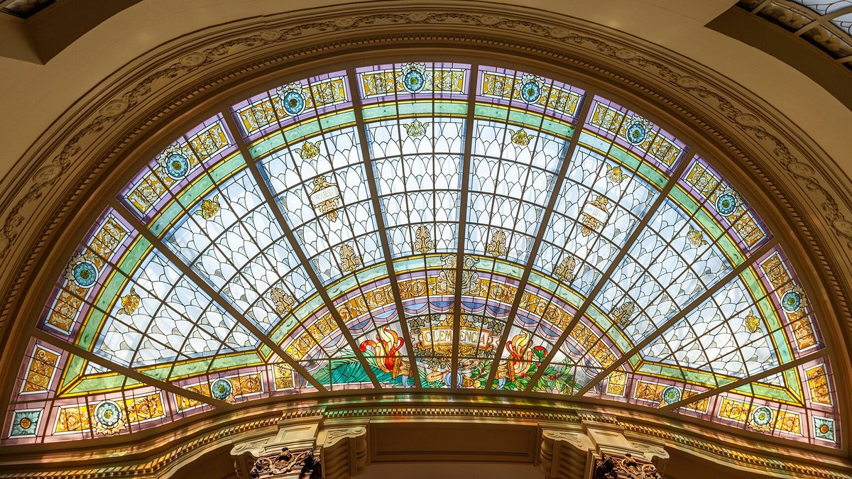 Vitral colorido do Palácio da Justiça, sede do Tribunal de Justiça de São Paulo
