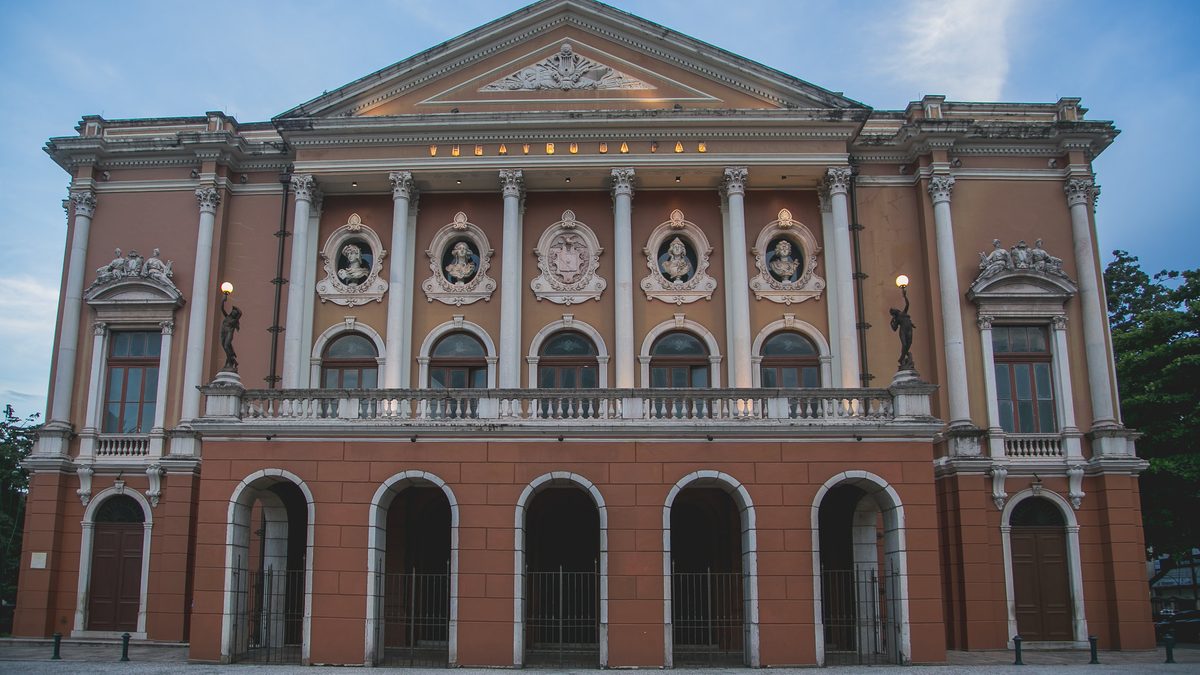 Fachada neoclássica do Theatro da Paz, na Praça da República, em Belém