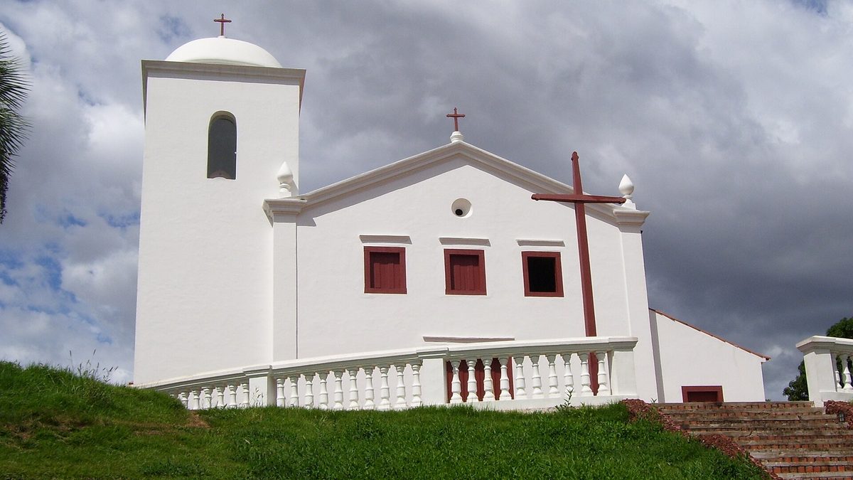 Igreja de Nossa Senhora do Rosário e São Benedito, branca com janelas vermelhas, no Centro Histórico de Cuiabá