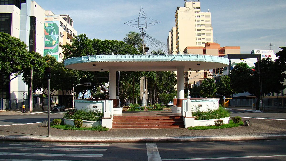 Coreto art déco da Praça Cívica, no centro de Goiânia, com prédios ao fundo