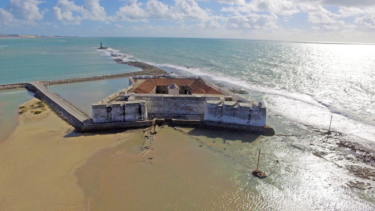 Vista aérea do Forte dos Reis Magos sobre os arrecifes, na foz do rio Potengi, em Natal