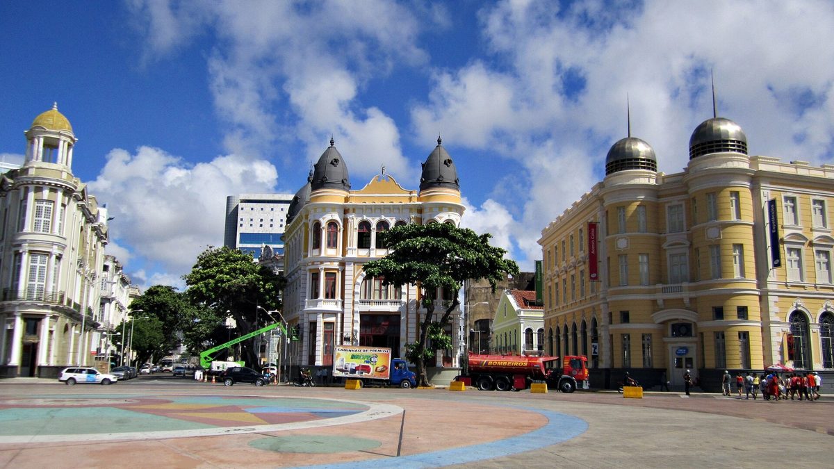 Praça do Marco Zero e prédios históricos do Recife Antigo sob céu azul