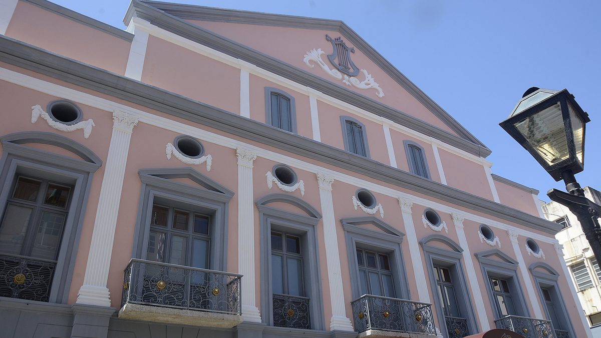 Fachada rosa do Teatro Arthur Azevedo, com lampião, no Centro Histórico de São Luís