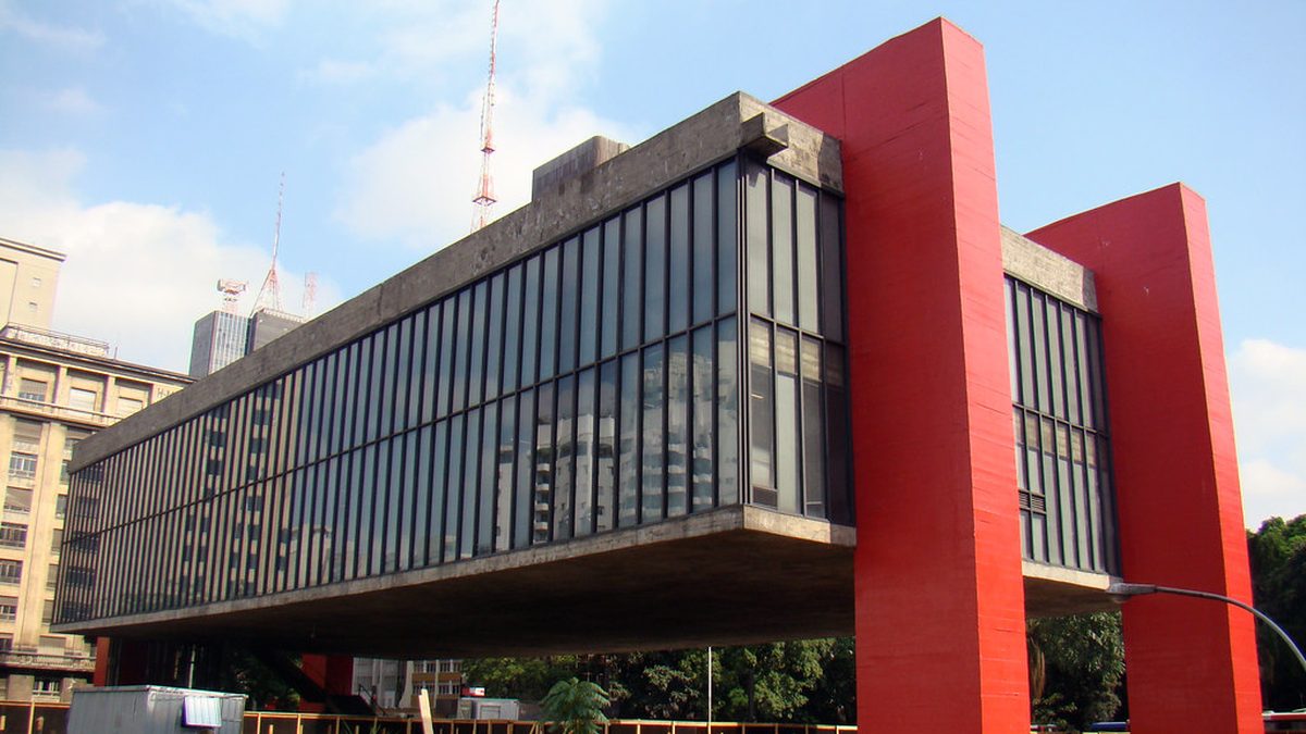 Prédio do MASP, suspenso por vigas vermelhas, na Avenida Paulista