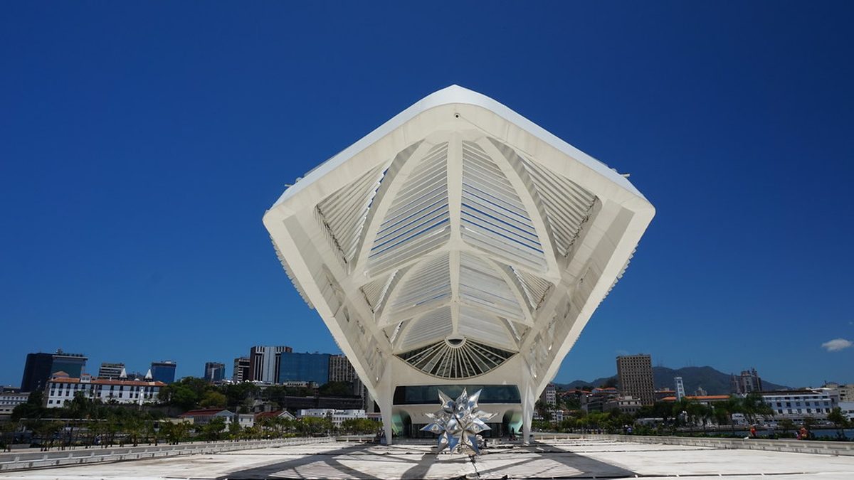 Fachada branca do Museu do Amanhã sob céu azul, na Praça Mauá, no Rio de Janeiro
