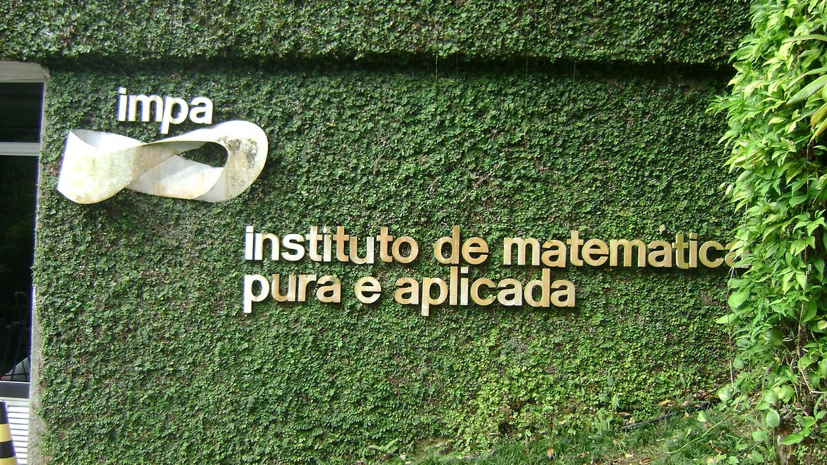 Letreiro do Instituto de Matemática Pura e Aplicada sobre parede de plantas, no Rio de Janeiro