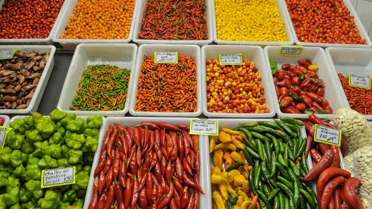 Pimentas vermelhas, amarelas e verdes expostas em banca do Mercado Central de Belo Horizonte
