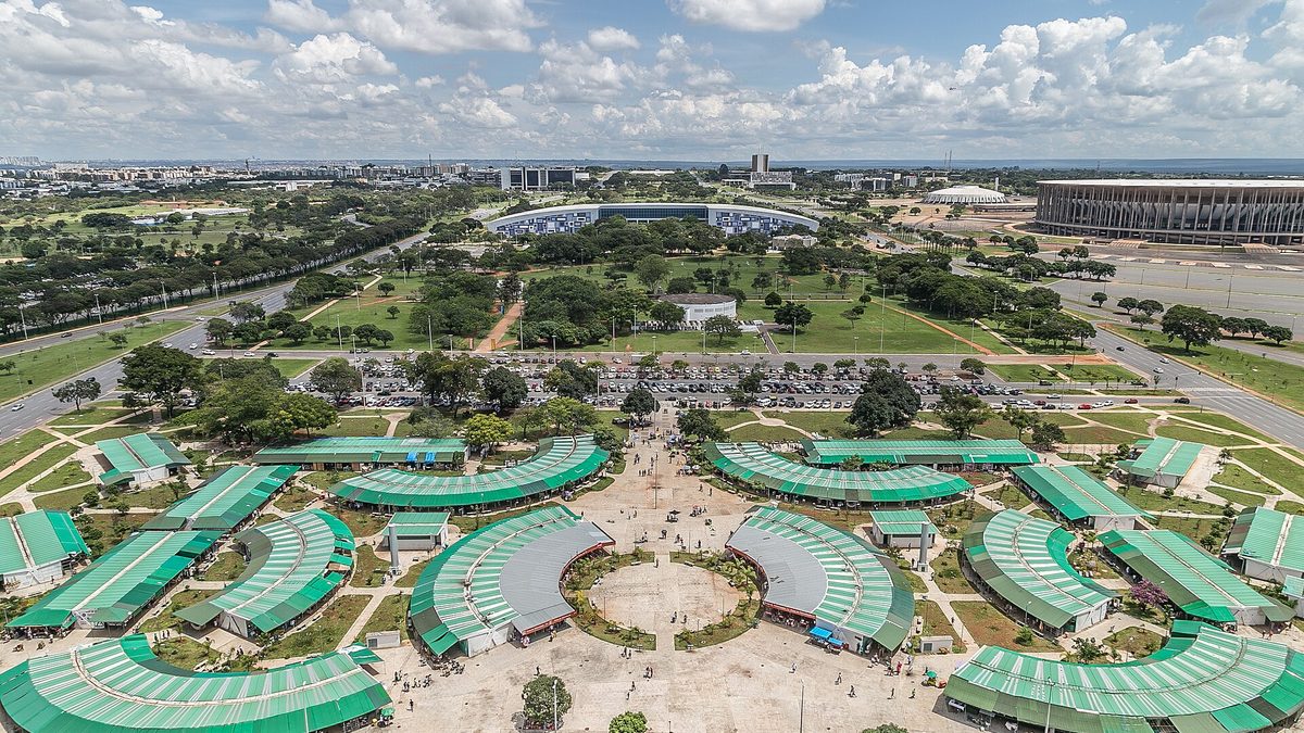Vista aérea das barracas de telhado verde da Feira da Torre de TV, em Brasília