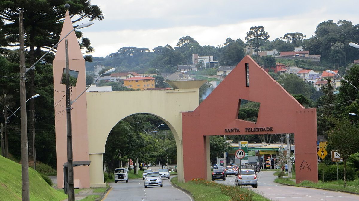 Portal Italiano na entrada do bairro de Santa Felicidade, em Curitiba