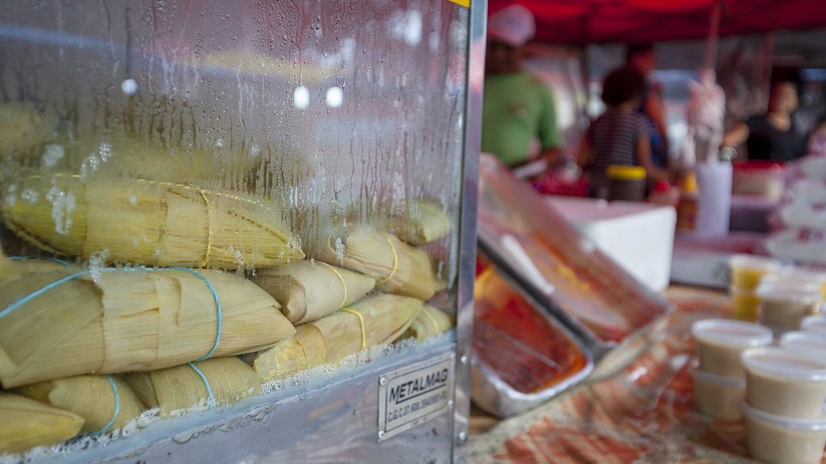 Pamonhas na vitrine de uma barraca de comida da Feira da Lua, em Goiânia