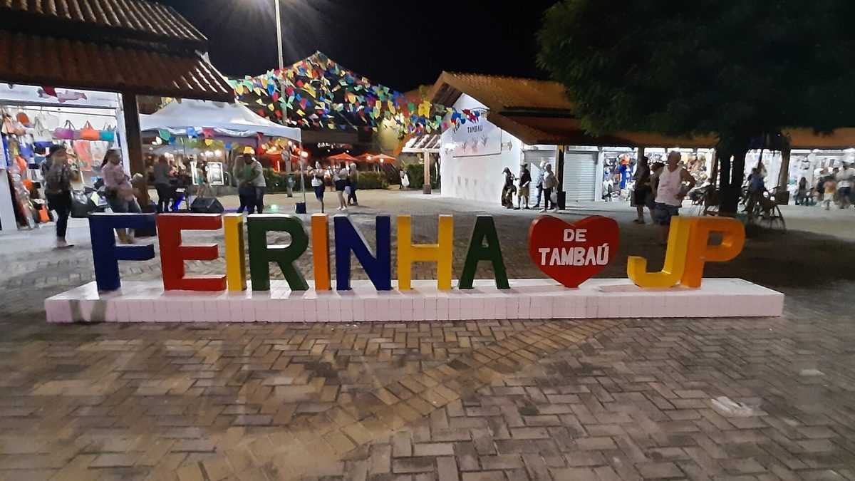 Letreiro e barracas da Feirinha de Tambaú à noite, na orla de João Pessoa
