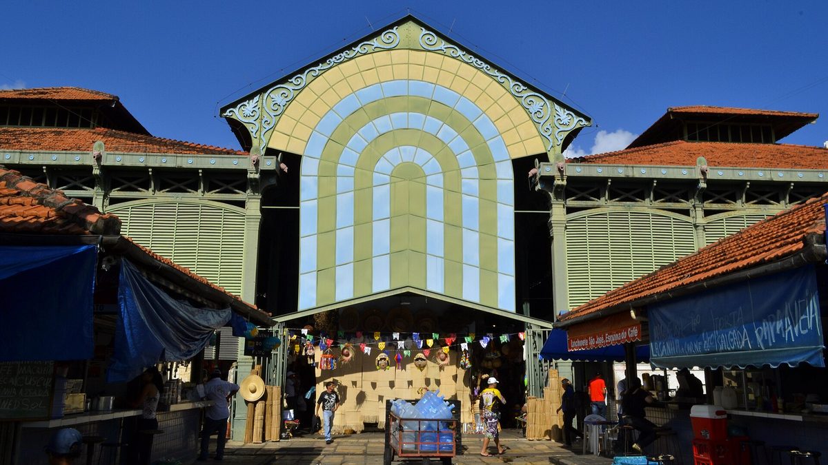 Fachada do Mercado de São José, com lanchonetes e bancas na entrada, no centro do Recife