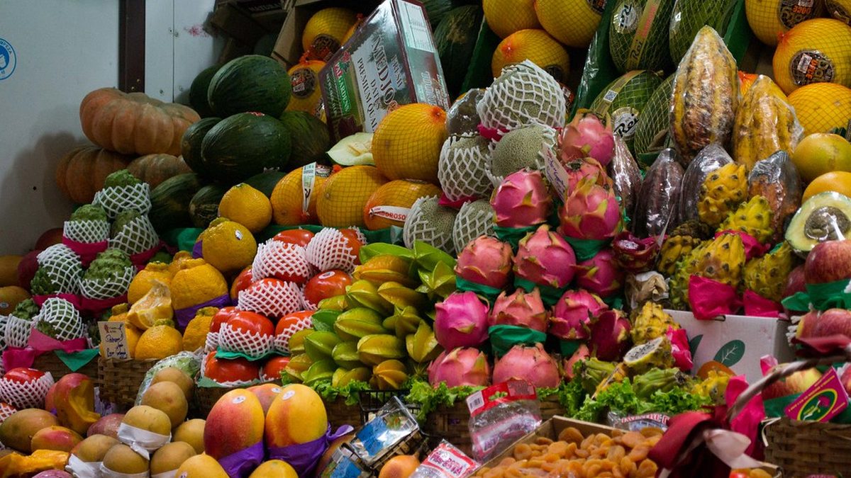 Banca de frutas tropicais no Mercado Municipal de São Paulo