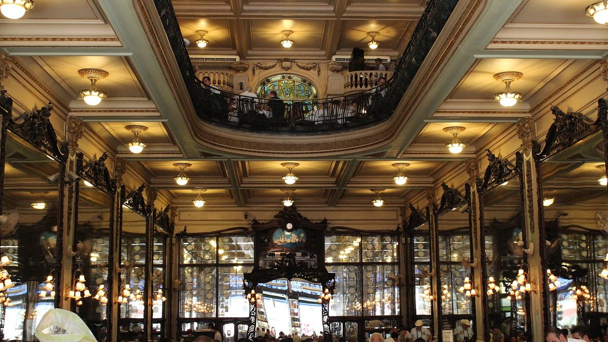 Salão da Confeitaria Colombo, com espelhos, vitrais e lustres, no Centro do Rio