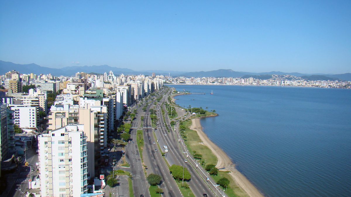 Prédios residenciais e a avenida Beira-Mar Norte à beira da baía, em Florianópolis, vistos do alto