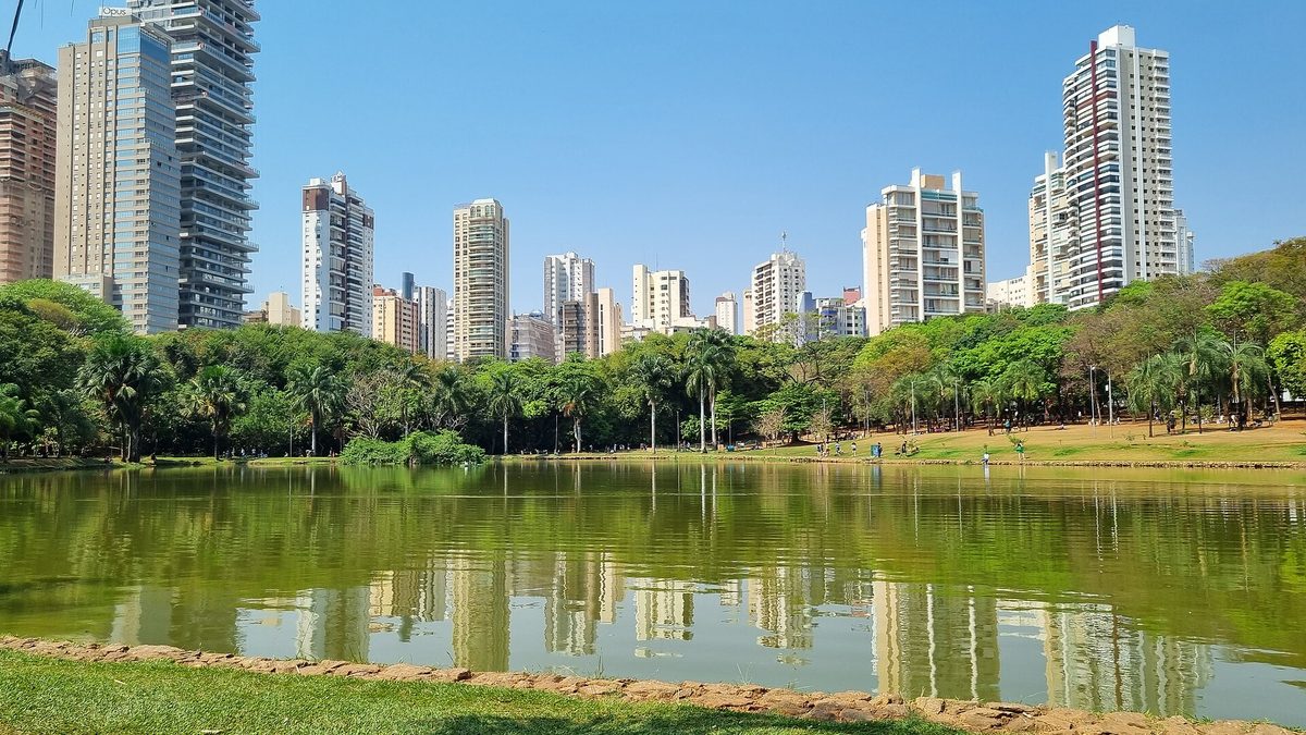 Lago do Parque Vaca Brava com prédios residenciais do Setor Bueno ao fundo, em Goiânia