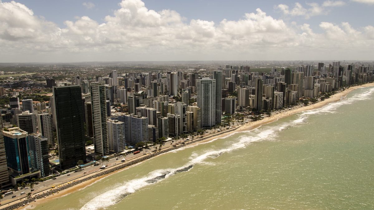 Vista aérea dos prédios e da praia de Boa Viagem, no Recife