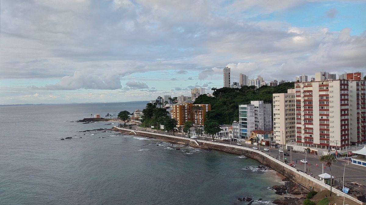 Orla da Barra, em Salvador, com prédios residenciais e calçadão à beira-mar