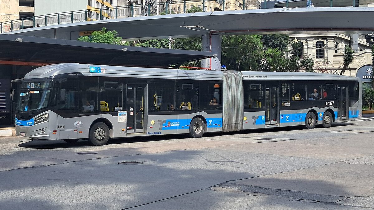 Ônibus superarticulado da frota municipal circula no centro de São Paulo