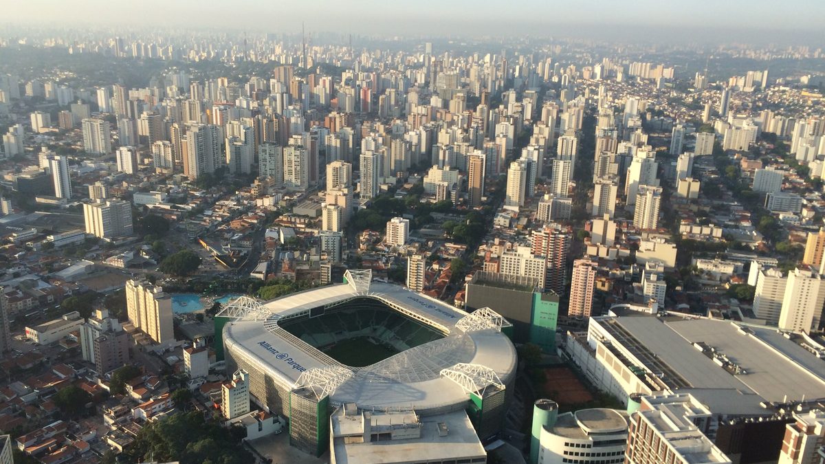 Vista aérea do Nubank Parque entre prédios da zona oeste de São Paulo