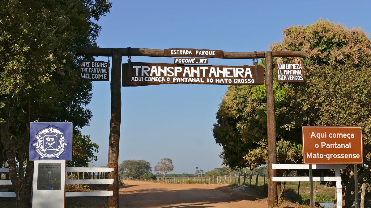 Portal de madeira da Transpantaneira, em Poconé, no começo da estrada de terra para o Pantanal
