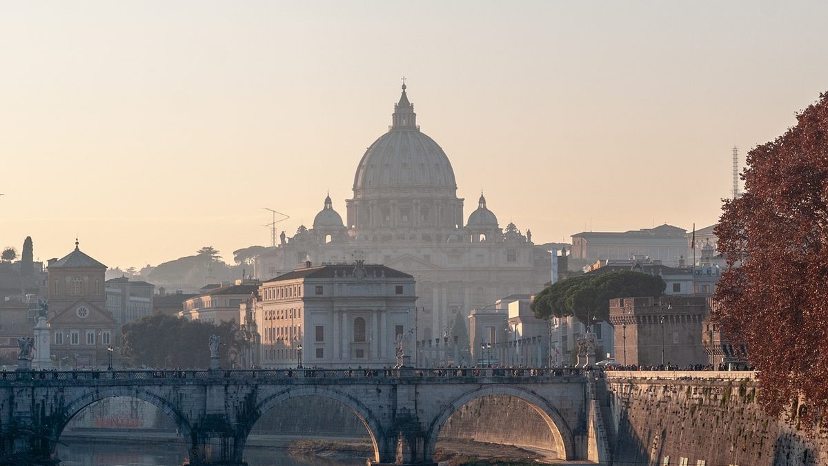 Cúpula da Basílica de São Pedro vista de uma ponte sobre o rio Tibre, em Roma