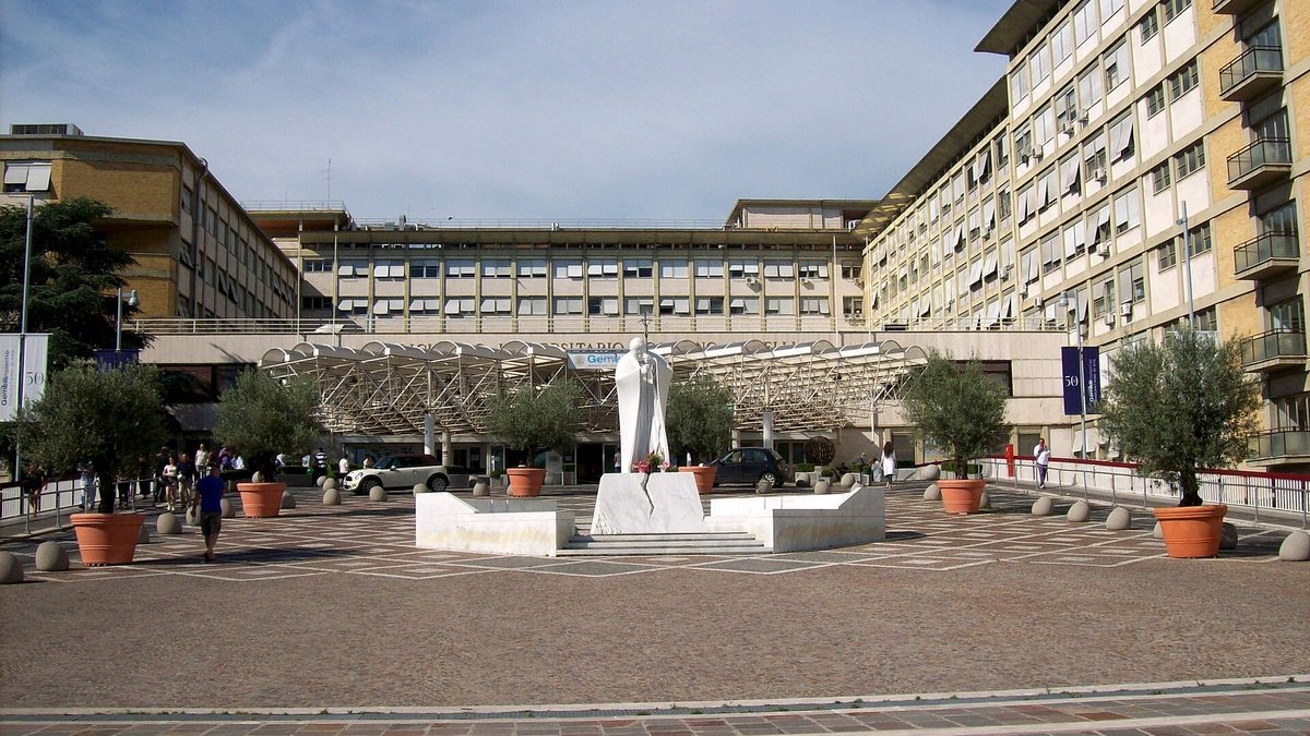 Prédios do Policlínico Gemelli, em Roma, com estátua branca na praça de entrada